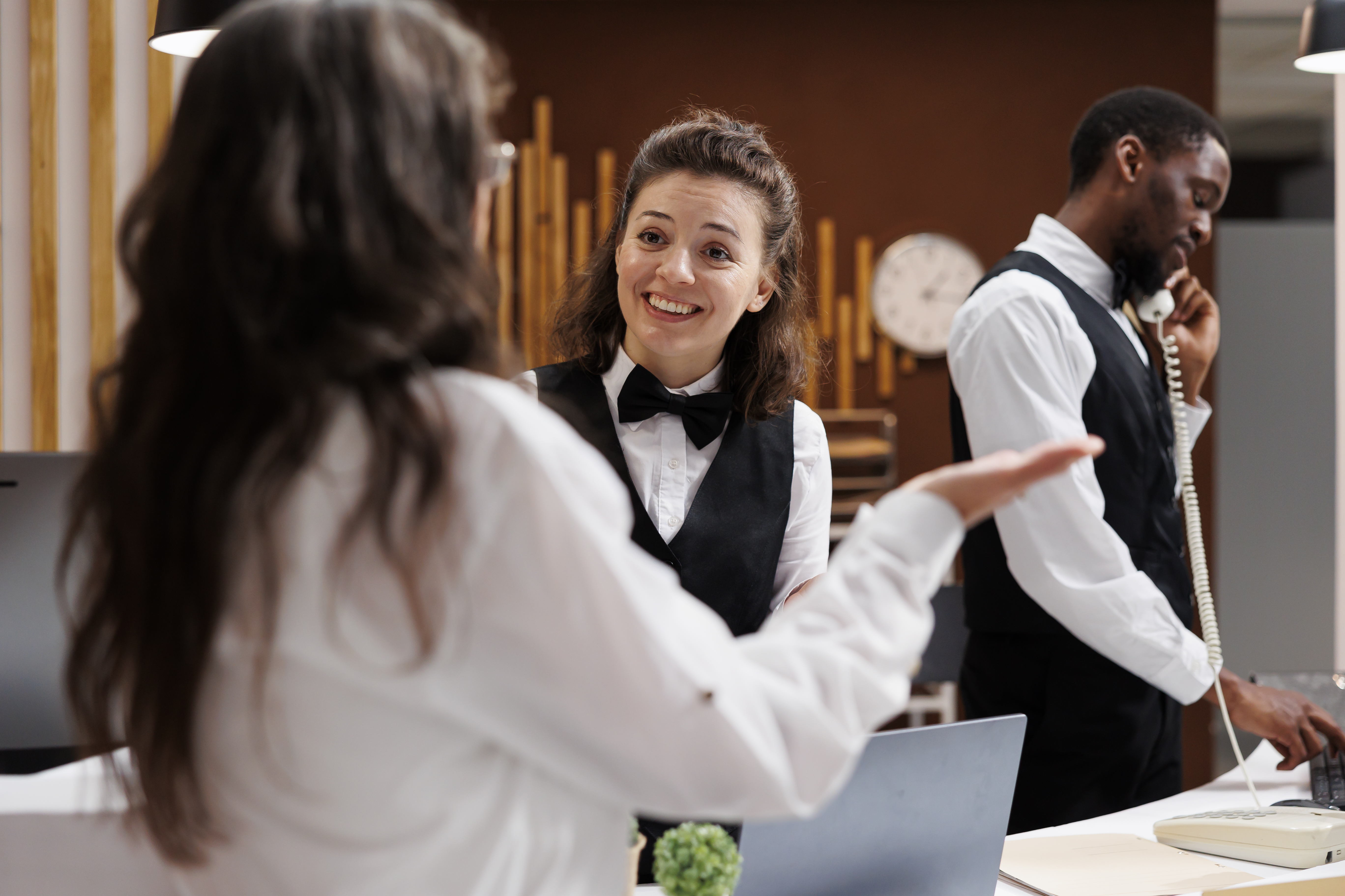 Imagenes personas trabajando en un hotel