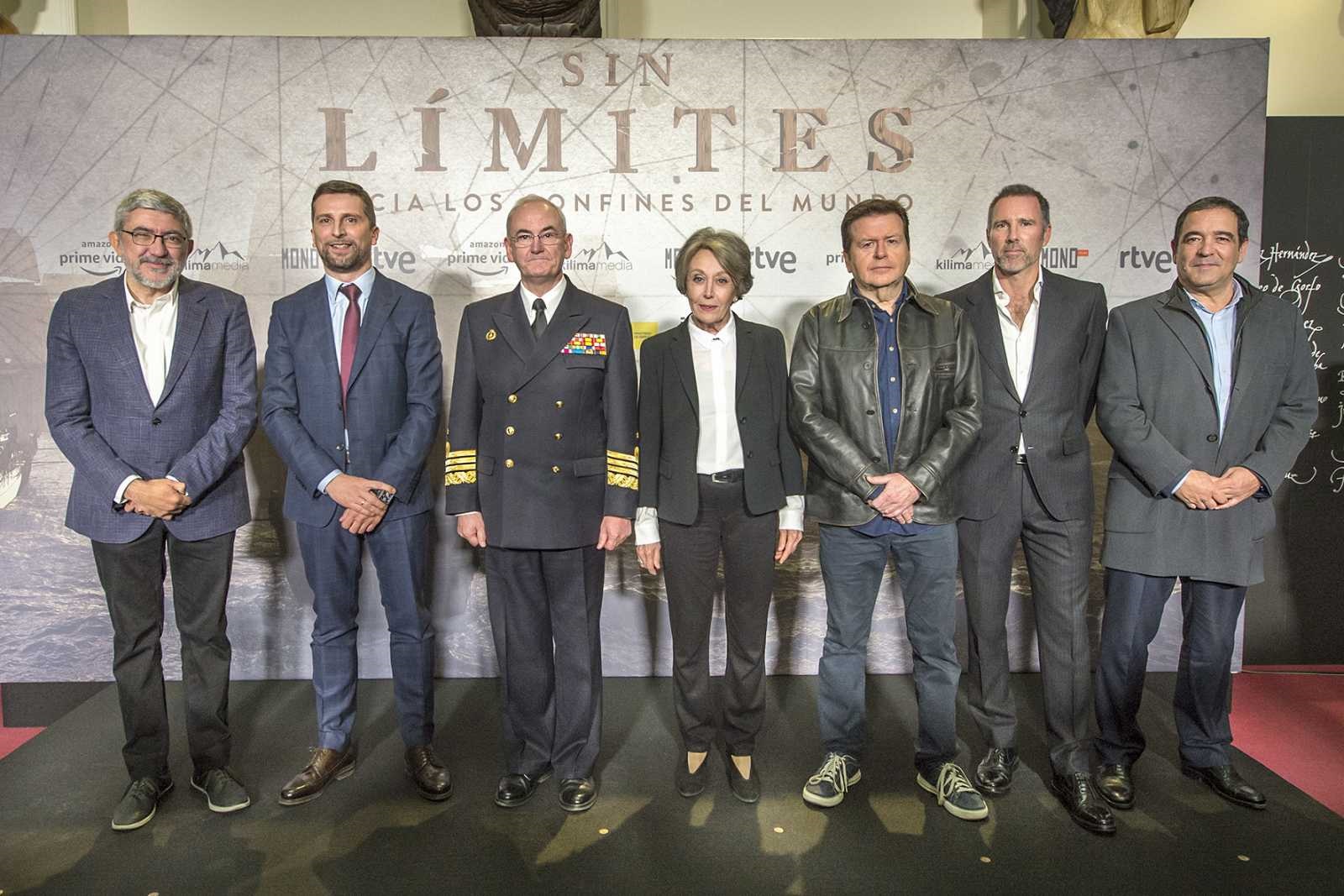 Foto de familia en la presentación de la serie 'Sin límites' RTVE en el museo Naval