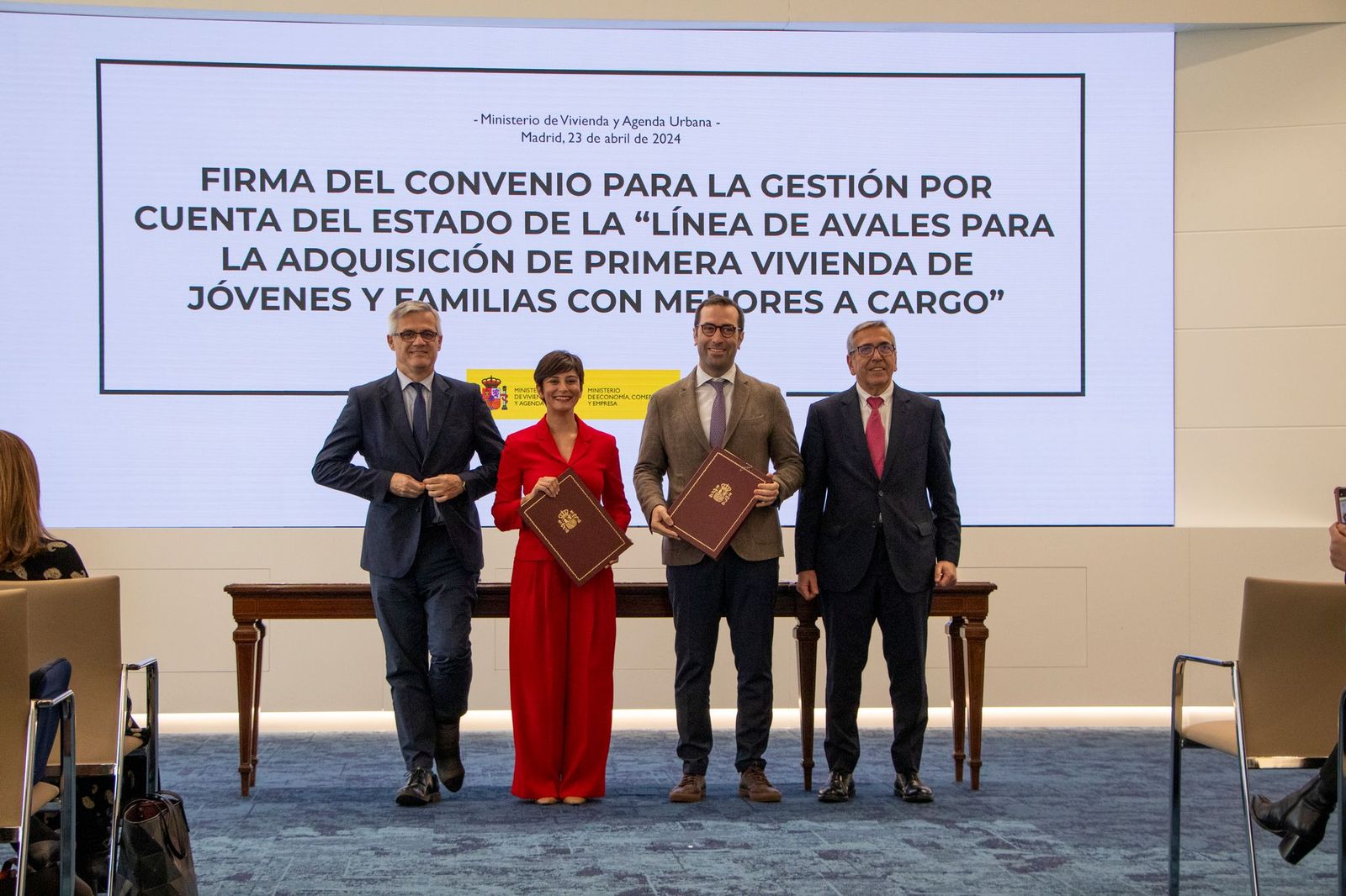 firma Línea de Avales para la adquisición de primera vivienda de jóvenes y familias con menores a cargo