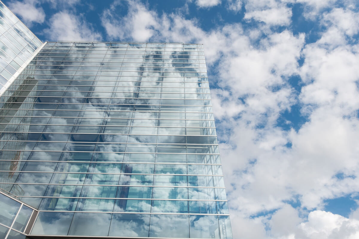 Edificio con nubes