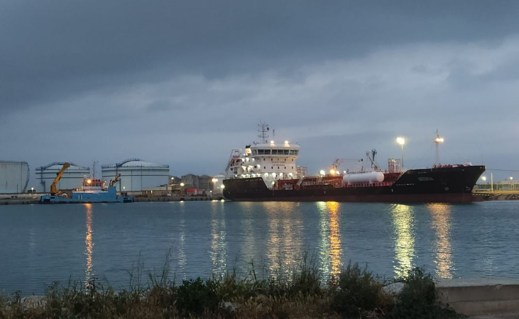 Barco en puerto comercial