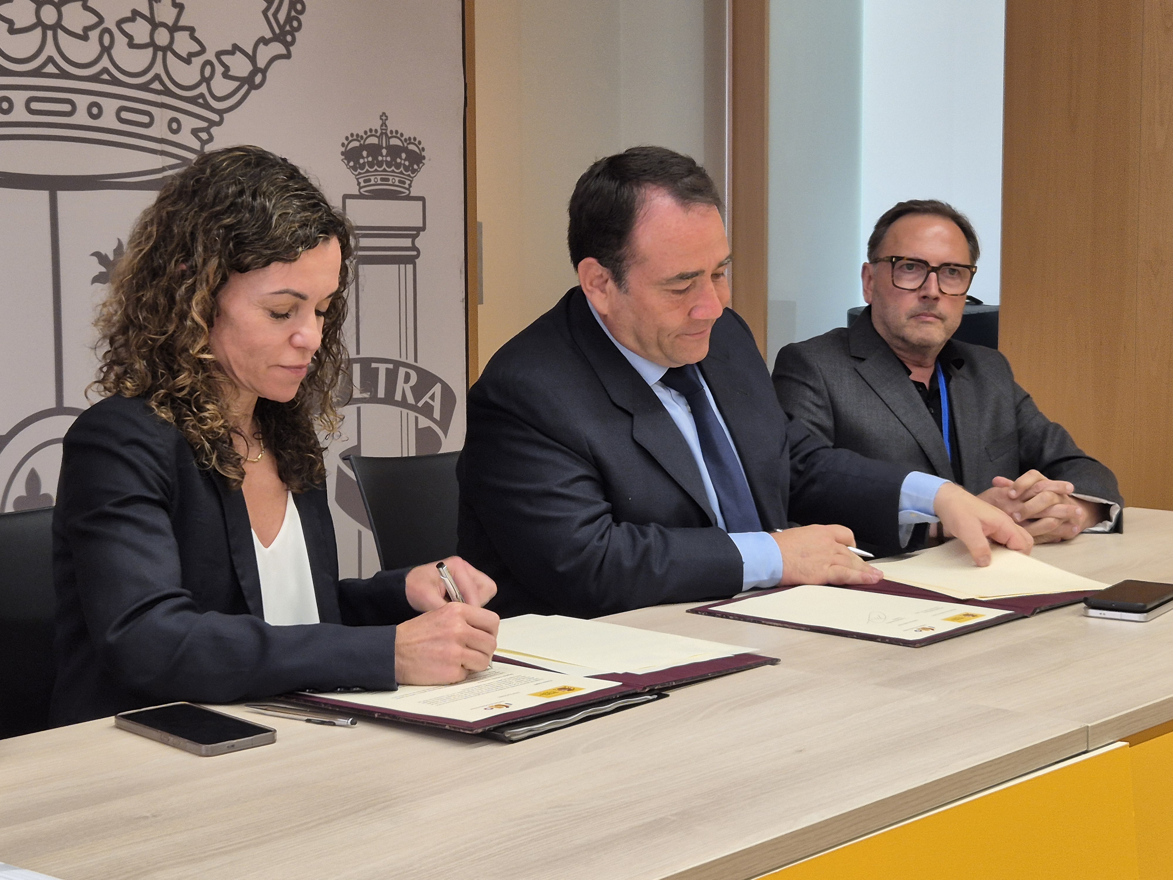 La secretaria de Estado de Turismo, Rosario Sánchez, y el presidente del ICO, Manuel Illueca, han firmado este miércoles en Valencia el convenio que regulará el denominado Mecanismo Reinicia+ FOCIT DANA