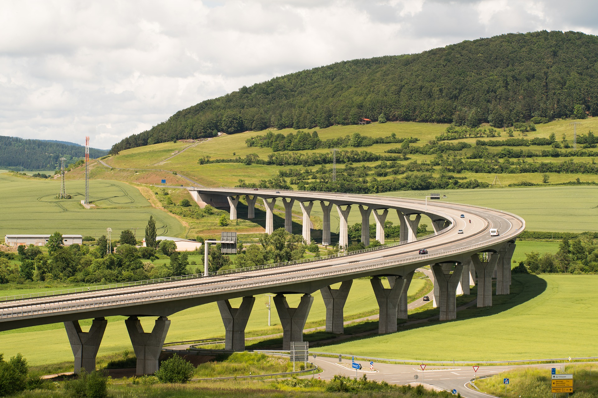 carretera sobre paisaje verde